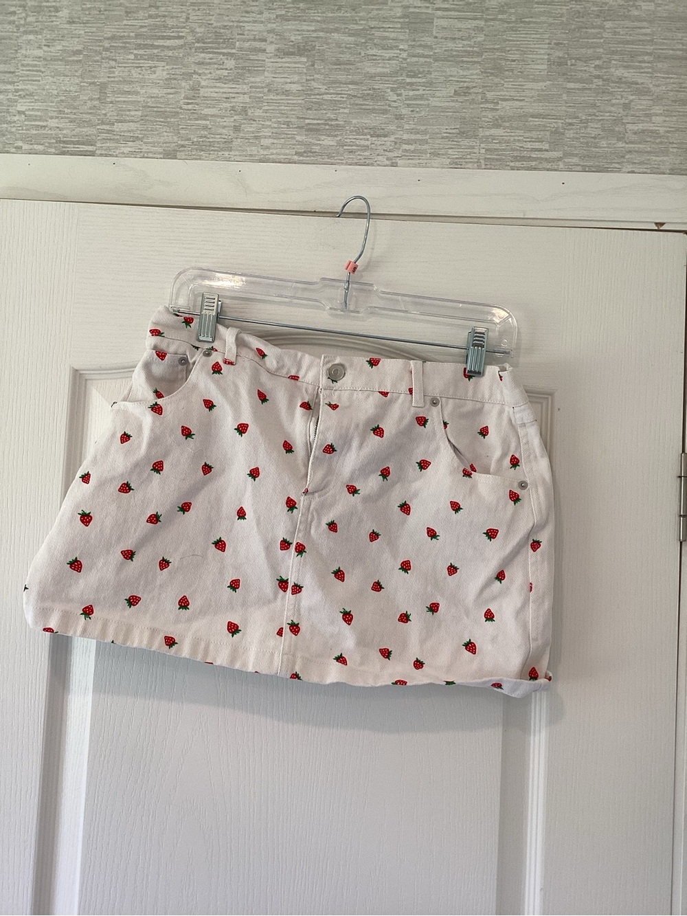 No comment White Mini Skirt with Red Strawberry Print L Euc